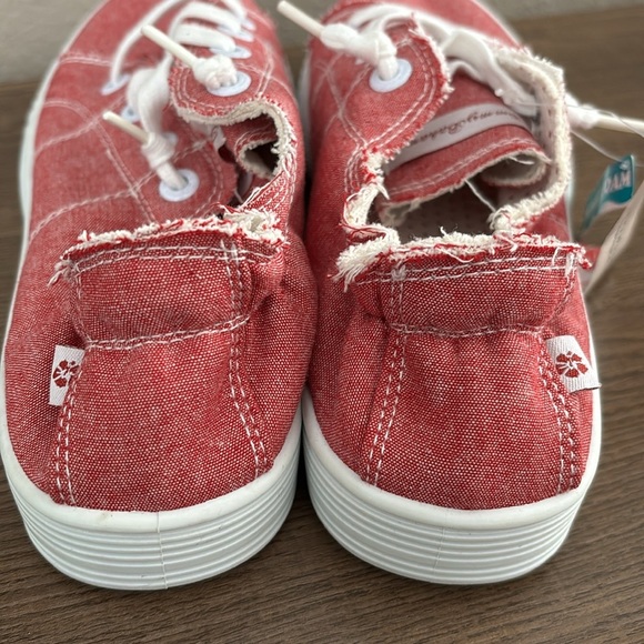 NWT Women’s Tommy Bahama Casual Slip on Scrunch back Memory Foam Sneakers Red 8 - Picture 4 of 8